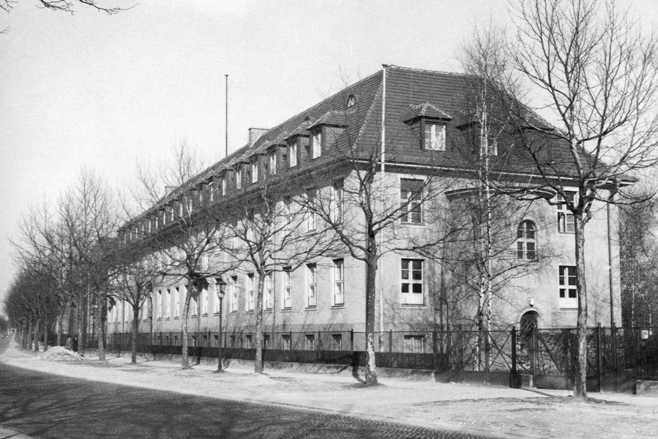 Schwarz-Weiß-Foto. Perspektive von der Ihnestraße auf das Hauptgebäude des Kaiser-Wilhelm-Instituts für Anthropologie, menschliche Erblehre und Eugenik.